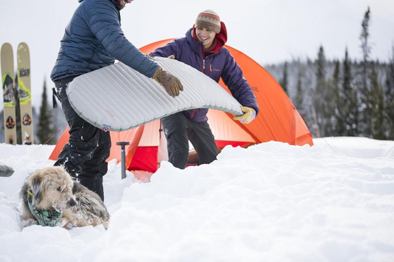 Как выбрать надувной туристический коврик для холодного климата