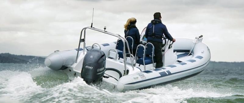 Как выбрать мотор для лодки ПВХ: ключевые характеристики и советы